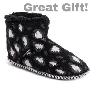 NWT Muk Luks Black & White Leopard Leighton Faux Fur Slipper Boot - sz M